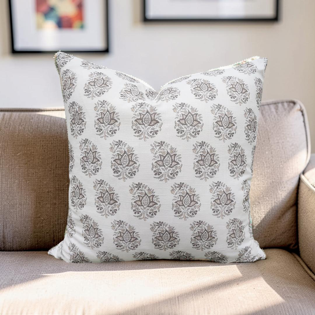 Decorative Pillow Arjan Lynx 22x22" Knife Edge Cover