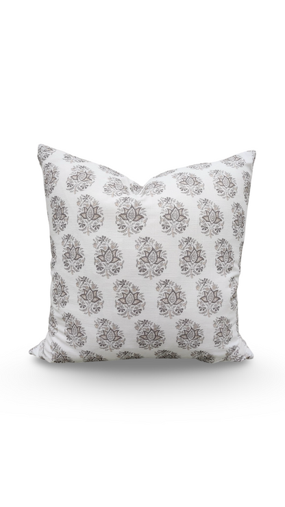 Decorative Pillow Arjan Lynx 22x22" Knife Edge Cover