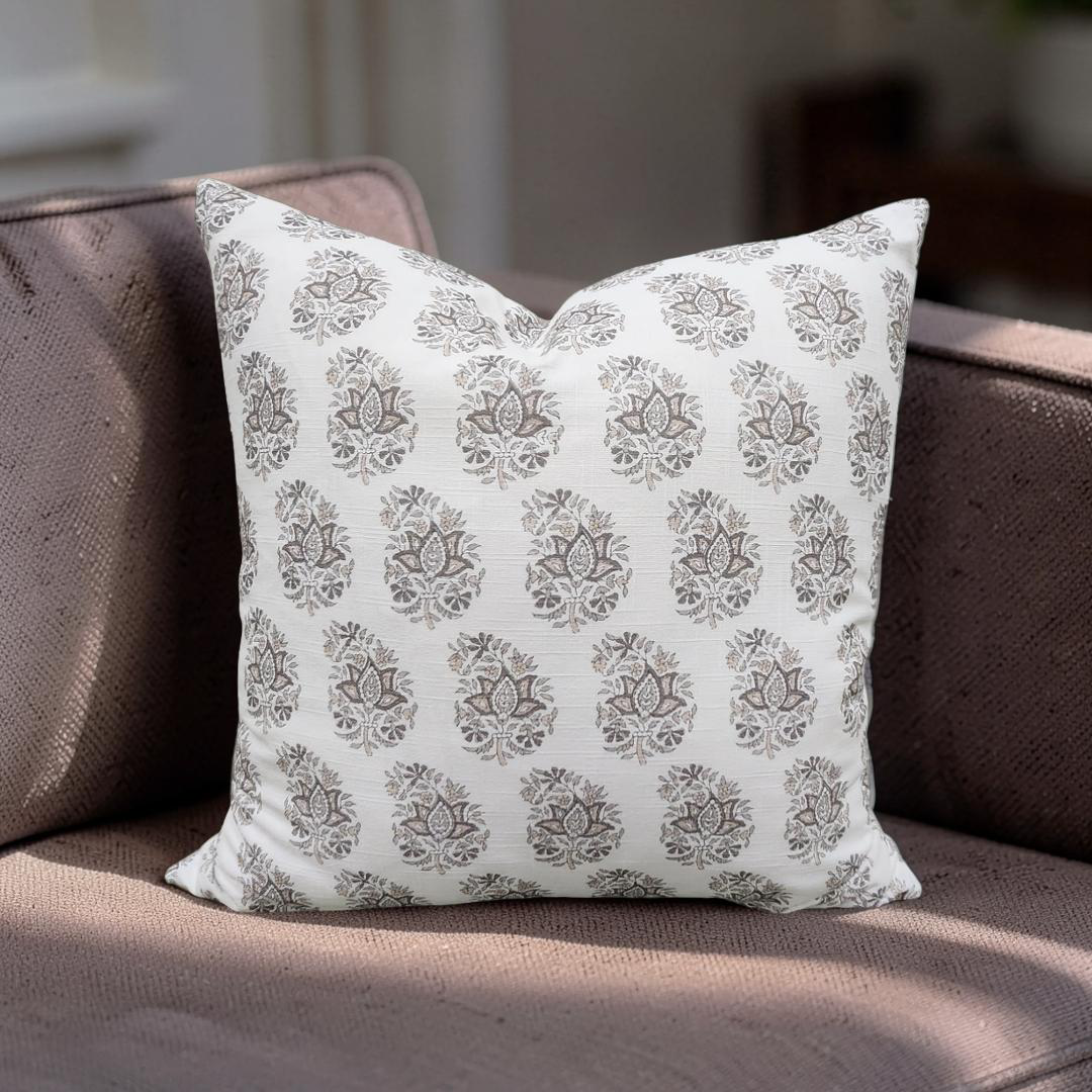 Decorative Pillow Arjan Lynx 22x22" Knife Edge Cover