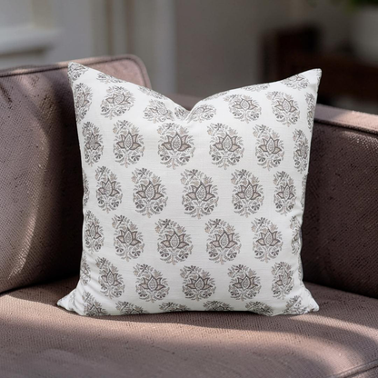 Decorative Pillow Arjan Lynx 22x22" Knife Edge Cover