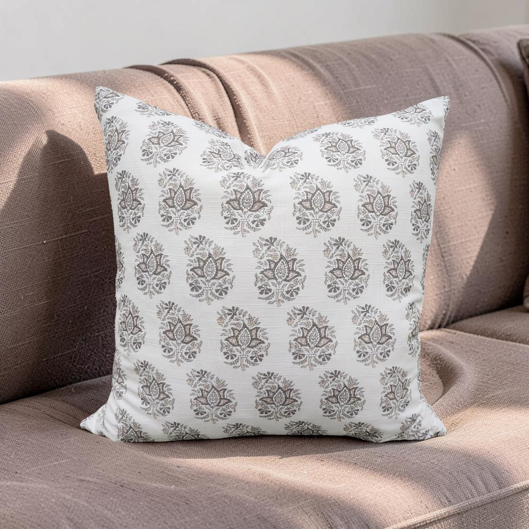 Decorative Pillow Arjan Lynx 22x22" Knife Edge Cover