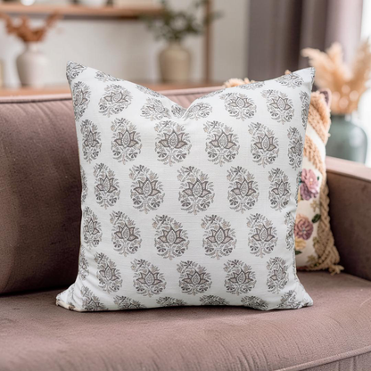 Decorative Pillow Arjan Lynx 22x22" Knife Edge Cover